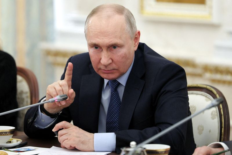 © Reuters. الرئيس الروسي فلاديمير بوتين خلال اجتماع في الكرملين بموسكو يوم الثلاثاء في صورة لرويترز من وكالة سبوتنيك للأنباء.