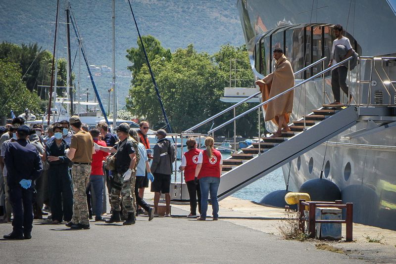 &copy; Reuters. Des migrants arrivent au port de Kalamata, en Grèce, à la suite d'une opération de sauvetage, après que leur bateau a chaviré en pleine mer. /Photo prise le 14 juin 2023/REUTERS/Eurokinissi