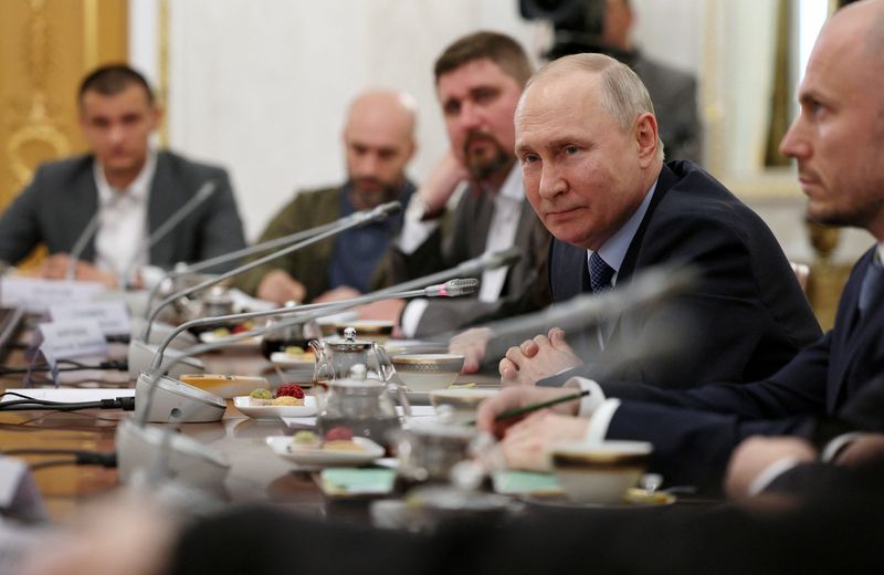 &copy; Reuters. FOTO DE ARCHIVO. El presidente ruso, Vladimir Putin, asiste a una reunión con corresponsales de guerra en el Kremlin en Moscú, Rusia. 13 de junio de 2023. Sputnik/Gavriil Grigorov/Kremlin vía REUTERS