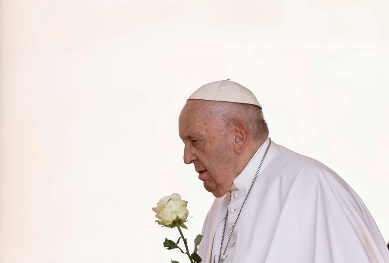 &copy; Reuters. بابا الفاتيكان فرانسيس في القداس الأسبوعي في اليوم المقرر أن يخضع لعملية جراحية في البطن بميدان القديس بطرس في السابع من يونيو حزيران 2023. تص