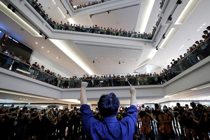 &copy; Reuters. FOTO DE ARCHIVO. Un grupo de intérpretes de música toca una canción de protesta "Gloria a Hong Kong" durante una protesta contra el proyecto de ley de extradición en flash mob dentro de un centro comercial en Kowloon Tong, en Hong Kong, China. Septemb
