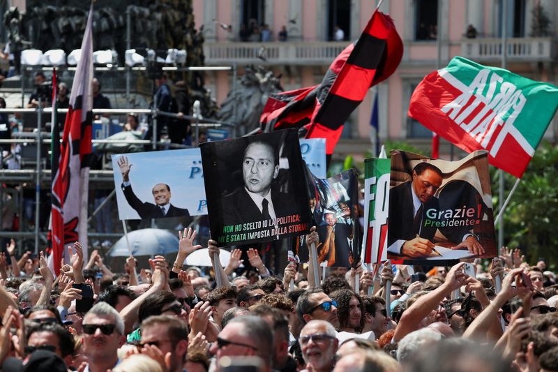 &copy; Reuters. People gather outside the Duomo Cathedral on the day of the funeral of former Italian Prime Minister Silvio Berlusconi, in Milan, Italy June 14, 2023. REUTERS/Claudia Greco