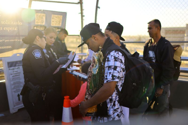 &copy; Reuters. Imagen de archivo. Un migrante de Venezuela, que solicita asilo en Estados Unidos y que previamente solicitó una cita en la solicitud CBP One de Aduanas y Protección Fronteriza (CBP) de EE. UU., porta una figura de la Virgen de Guadalupe mientras asiste