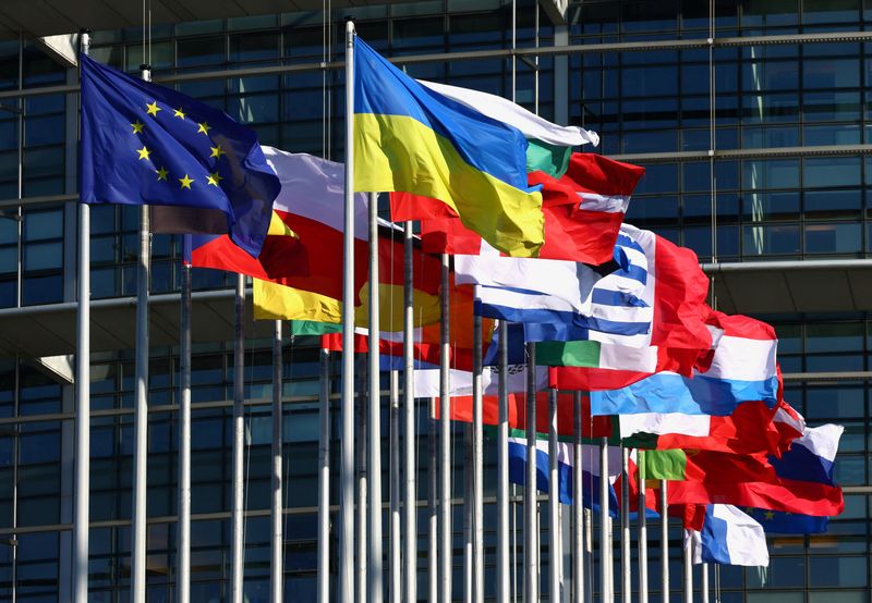 &copy; Reuters. FOTO DE ARCHIVO: Banderas de países de la Unión Europea frente al Parlamento Europeo en Estrasburgo, Francia, el 12 de junio de 2023. REUTERS/Yves Herman