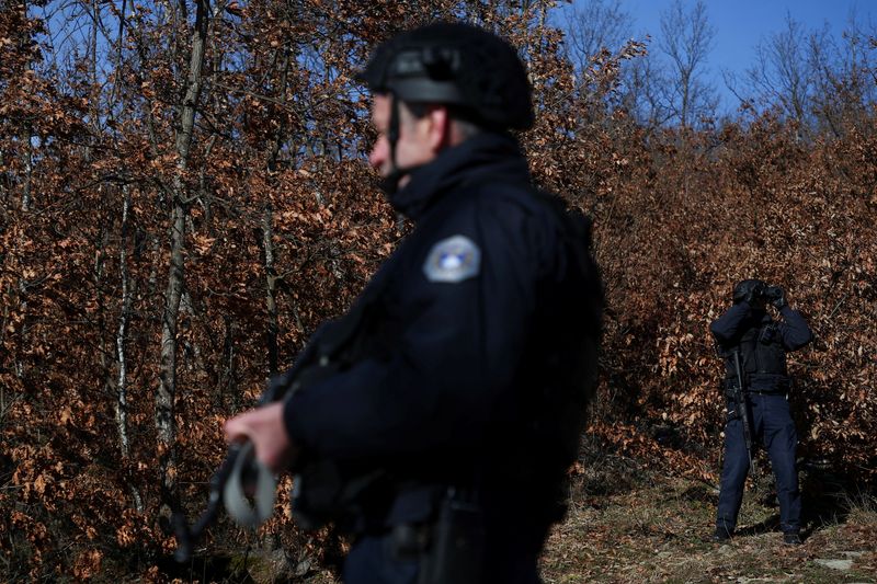 &copy; Reuters. FOTO DE ARCHIVO: Miembros de la unidad de respuesta rápida de policía de fronteras kosovar en la frontera con Serbia en Bernjak, Kosovo, el 3 de febrero de 2023. REUTERS/Florion Goga