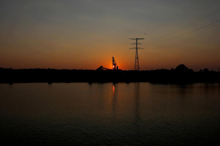 &copy; Reuters. FOTO DE ARCHIVO. El sol se pone tras unas máquinas elevadoras de granos en un complejo de la firma estadounidense situada junto al río Ohio en Owensboro, Kentucky, EEUU. Septiembre, 2017. REUTERS/Brian Snyder