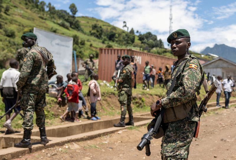 &copy; Reuters. FOTO DE ARCHIVO: Miembros del ejército ugandés, parte de las tropas de la Fuerza Regional de la Comunidad de África Oriental (EACRF), patrullan un asentamiento cedido por los combatientes rebeldes del M23 a los soldados de la EACRF en Bunagana, territo