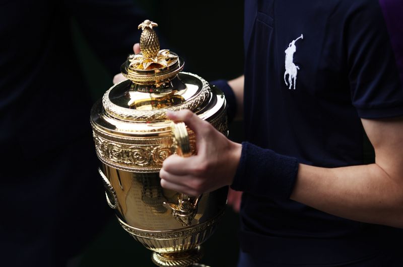 &copy; Reuters. Troféu do torneio de tênis de Wimbledon
11/07/2011 Pool via REUTERS/Steven Paston