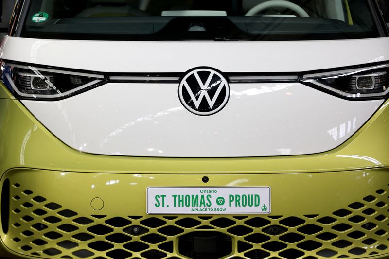 &copy; Reuters. FILE PHOTO: Volkswagen vehicle is parked during a news conference to announce details on the construction of a gigafactory for electric vehicle battery production by Volkswagen Group's battery company PowerCo SE in St. Thomas, Ontario, Canada April 21, 20