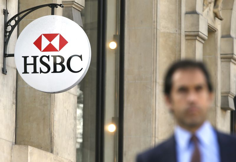 © Reuters. The HSBC bank logo is pictured at the bank headquarters in Paris April 9, 2015.  REUTERS/Gonzalo Fuentes/File Photo