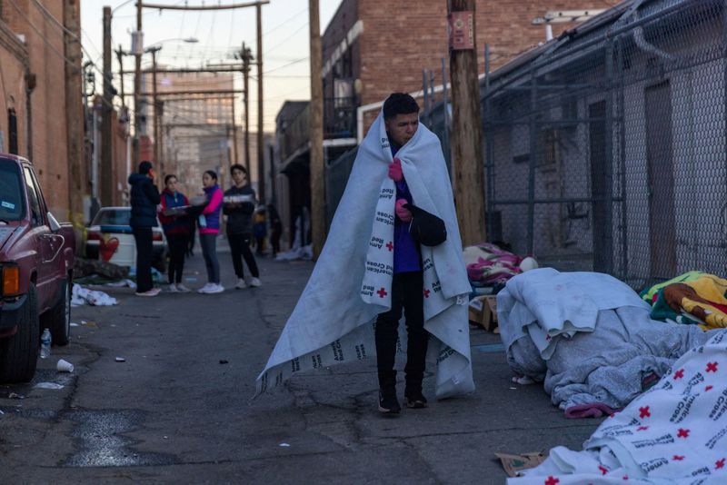 &copy; Reuters. Migrante da Venezuela caminha do lado de fora da Igreja do Sagrado Coração depois de ser liberado da custódia da Alfândega e Proteção de Fronteiras dos EUA (CBP) e passar a noite na rua em El Paso, Texas, EUA
21/12/2022
REUTERS/Carlos Barria/File Ph