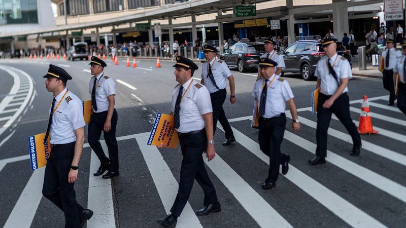 © Reuters. FILE PHOTO: Pilots from United Airlines take part in an informational picket at Newark Liberty International Airport in Newark, New Jersey, U.S., May 12, 2023. REUTERS/Eduardo Munoz/File Photo