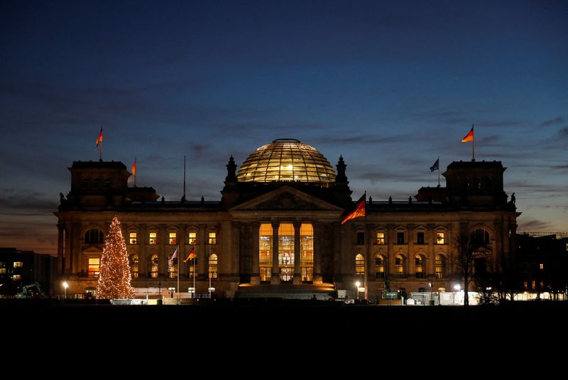 &copy; Reuters. Bandiere tedesche sventolano sull'edificio del Reichstag a Berlino. Germania. 14 dicembre 2022. REUTERS/Michele Tantussi