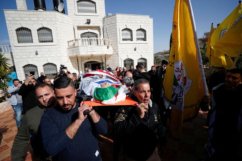 &copy; Reuters. FILE PHOTO: SENSITIVE MATERIAL. THIS IMAGE MAY OFFEND OR DISTURB Mourners attend the funeral of Palestinian-American Omar Abdalmajeed As'ad, 80, who was found dead after being detained and handcuffed during an Israeli raid, in Jiljilya village in the Isra