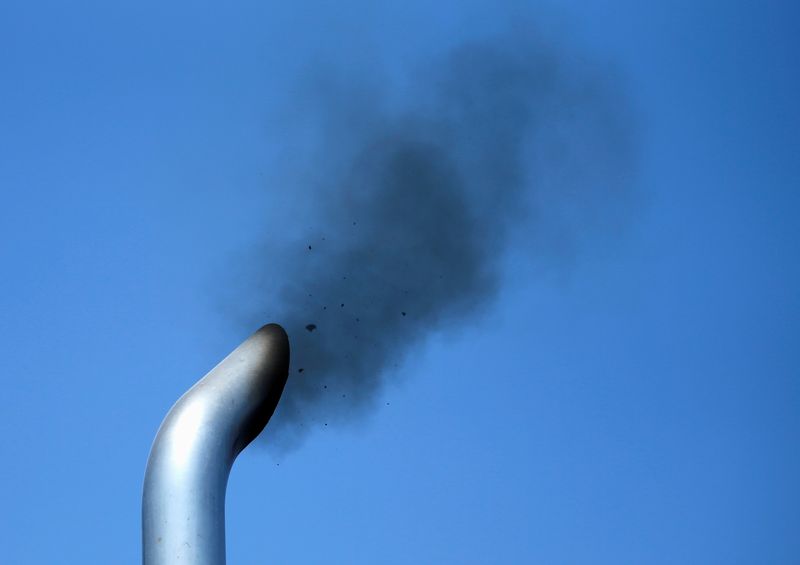 © Reuters. FILE PHOTO: A truck engine is tested for pollution exiting its exhaust pipe near the Mexican-U.S. border in Otay Mesa, California September 10, 2013. REUTERS/Mike Blake/File Photo