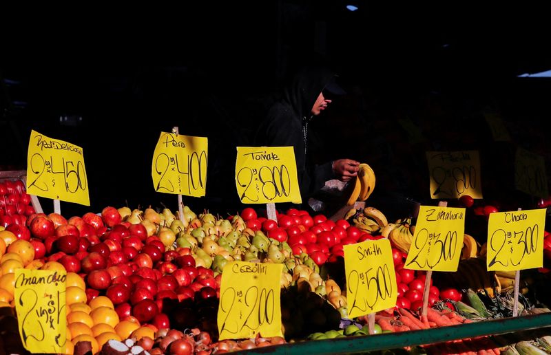 &copy; Reuters. FILE PHOTO: A vendor arranges bananas in his stand at the Mercado Central, city's largest wholesale central market which receives produce from the entire country, as Argentines struggle amid rising inflation, on the outskirts of Buenos Aires, Argentina Ap