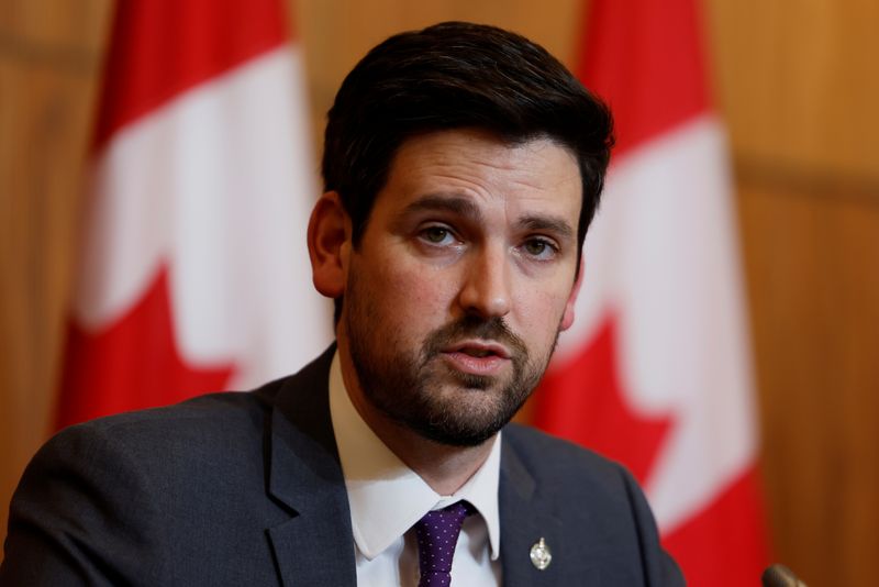 &copy; Reuters. FILE PHOTO: Canada’s Minister of Immigration, Refugees and Citizenship Sean Fraser attends a press conference with United Nations High Commissioner for Refugees Filippo Grandi in Ottawa, Ontario, Canada April 6, 2022. REUTERS/Blair Gable