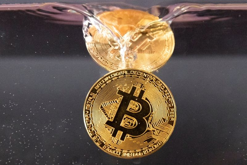 &copy; Reuters. FILE PHOTO: Souvenir tokens representing cryptocurrency Bitcoin plunge into water in this illustration taken May 17, 2022. REUTERS/Dado Ruvic