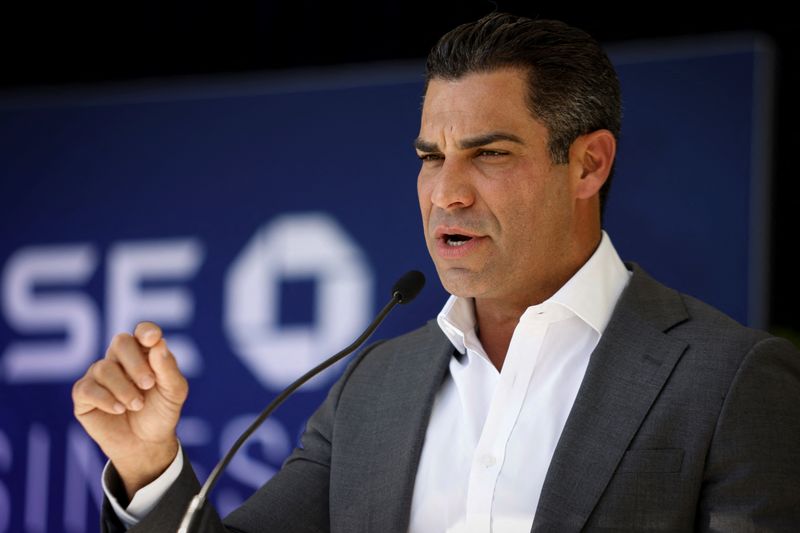 © Reuters. FILE PHOTO: Miami Mayor Francis Suarez speaks during the event Chase for Business The Experience - Miami hosted by JP Morgan Chase Bank for small business owners at The Wharf in Miami, Florida, U.S., February 8, 2023. REUTERS/Marco Bello/ File Photo