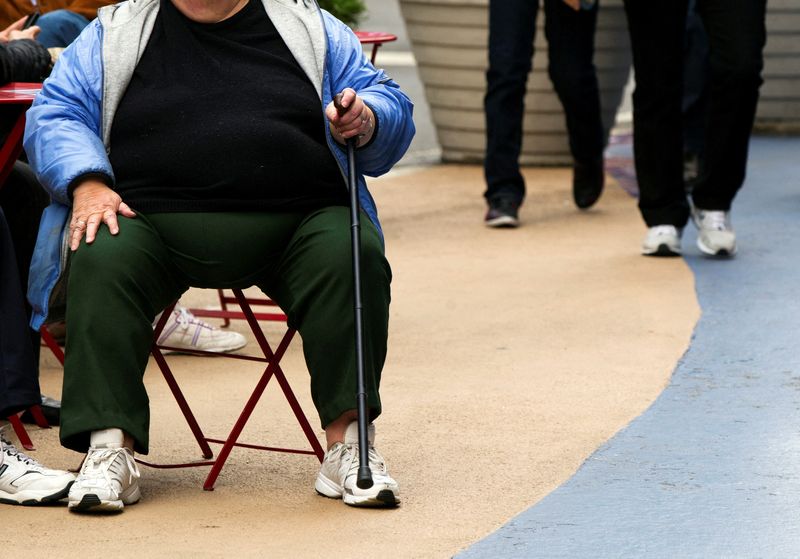 &copy; Reuters. FILE PHOTO: An overweight woman sits on a chair in Times Square in New York, May 8, 2012. REUTERS/Lucas Jackson/File Photo