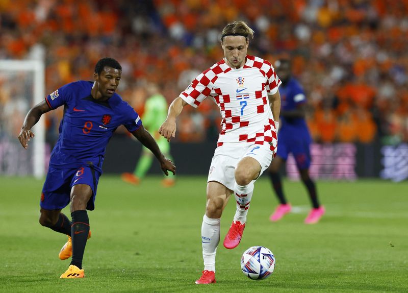 &copy; Reuters. Lovro Majer, da Croácia, domina a bola enquanto é perseguido por Cody Gakpo, da Holanda
14/06/2023
REUTERS/Piroschka Van De Wouw