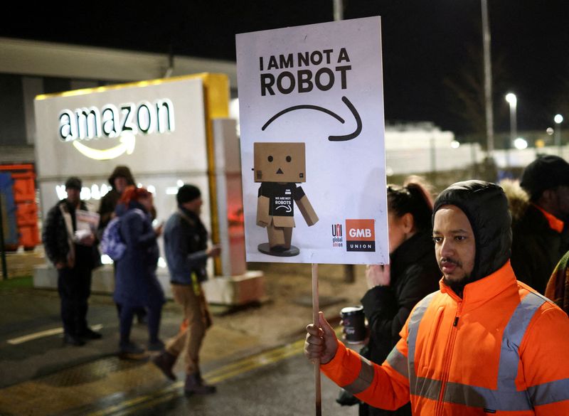 &copy; Reuters.  ６月１４日、英国の全国都市一般労組（ＧＭＢ）は、イングランド中部コベントリーにある米アマゾン・ドット・コム配送センターの従業員が、賃上げを求めて新たに６カ月のストライキ