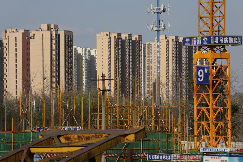 &copy; Reuters. 中国国家統計局が１５日発表したデータを基にロイターが算出した５月の新築住宅価格は前月比０．１％上昇と、前月の０．４％から伸びが鈍化した。写真は２０２２年４月、北京で撮影（