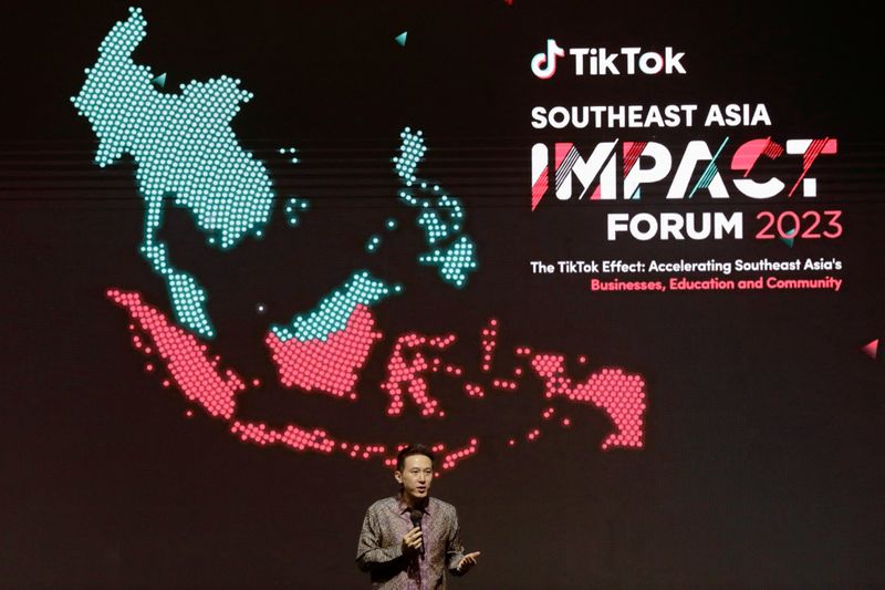 © Reuters. TikTok Chief Executive Officer Shou Zi Chew delivers his speech during the launch of TikTok Socio-Economic Impact Report 2023 event at The Ritz Carlton, Pacific Place in Jakarta, Indonesia, June 15, 2023. REUTERS/Ajeng Dinar Ulfiana