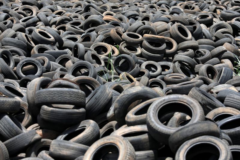 &copy; Reuters. FILE PHOTO: A general view shows used car tyres at the Freetown waste management recycle factory in Ibadan, Nigeria September 17, 2021. Picture taken September 17, 2021. REUTERS/Temilade Adelaja/File Photo