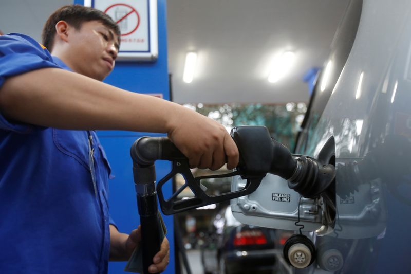 &copy; Reuters. 　６月１５日、アジア時間の原油先物は続落。この日発表された５月の中国鉱工業生産と小売売上高がともに市場予想を下回り、同国経済を巡る懸念が高まった。　写真はベトナムのハノイ