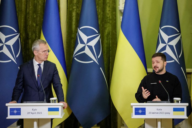 &copy; Reuters. FILE PHOTO: NATO Secretary-General Jens Stoltenberg and Ukraine's President Volodymyr Zelenskiy attend a joint news briefing, amid Russia's attack on Ukraine, in Kyiv, Ukraine April 20, 2023. REUTERS/Alina Yarysh/File Photo