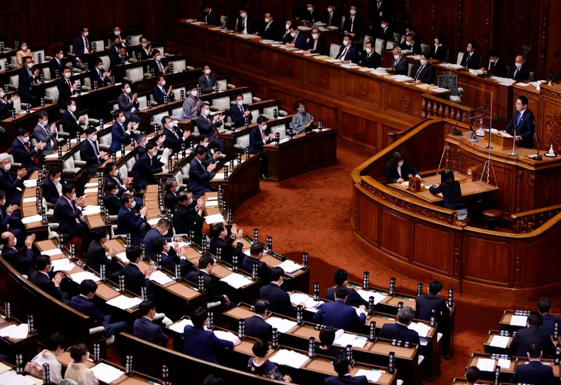 &copy; Reuters. FOTO DE ARCHIVO: El primer ministro japonés, Fumio Kishida, pronuncia un discurso en la Cámara Baja del Parlamento nipón en Tokio, Japón, el 23 de enero de 2023. REUTERS/Kim Kyung-Hoon