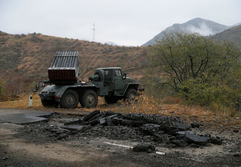 &copy; Reuters. قاذفة صواريخ متعددة تابعة للقوات الأرمينية بالقرب من بلدة لاتشين على الطريق الذي يربط أرمينيا بمنطقة ناجورنو قرة باغ. صورة من أرشيف رويترز.