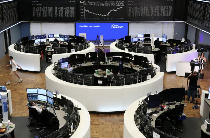 &copy; Reuters. FOTO DE ARCHIVO: El gráfico de cotización del índice bursátil alemán DAX en una pantalla en el interior de la Bolsa de Fráncfort, Alemania, el 13 de junio de 2023. REUTERS/Personal