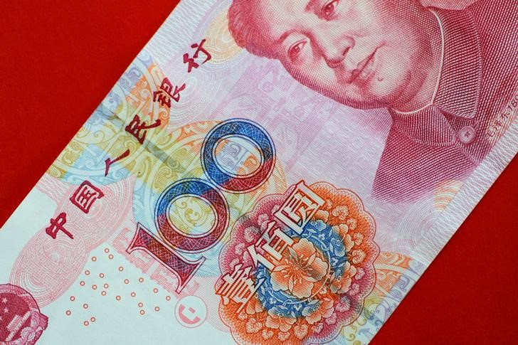 &copy; Reuters. 　６月１５日、中国商務省は１─５月の非金融対外直接投資（ＯＤＩ）が前年比１６．１％増の５１７億８０００万ドルだったと明らかにした。写真は人民元紙幣。２０１７年５月撮影（２