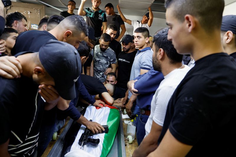 &copy; Reuters. أشخاص في حالة حزن على فلسطيني قتل خلال اشتباكات للجيش الإسرائيلي على مدينة نابلس بالضفة الغربية المحتلة يوم الخميس. تصوير: رنين صوافطة - روي