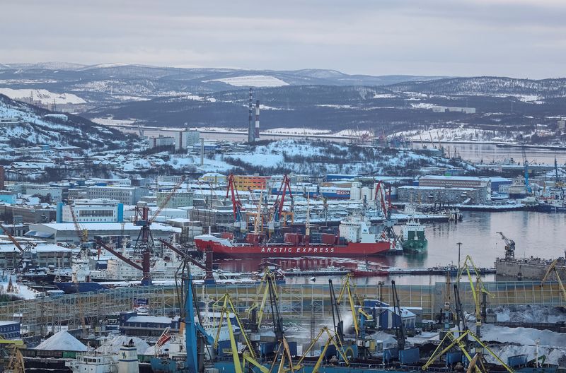 © Reuters. FILE PHOTO: A general view of the harbor of Murmansk, Russia February 27, 2021.  REUTERS/Evgenia Novozhenina/File Photo