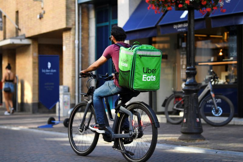 &copy; Reuters. A bicycle courier from Uber Eats rides his bicycle during the heatwave in Utrecht, Netherlands August 10, 2022. REUTERS/Piroschka van de Wouw/FILE PHOTO