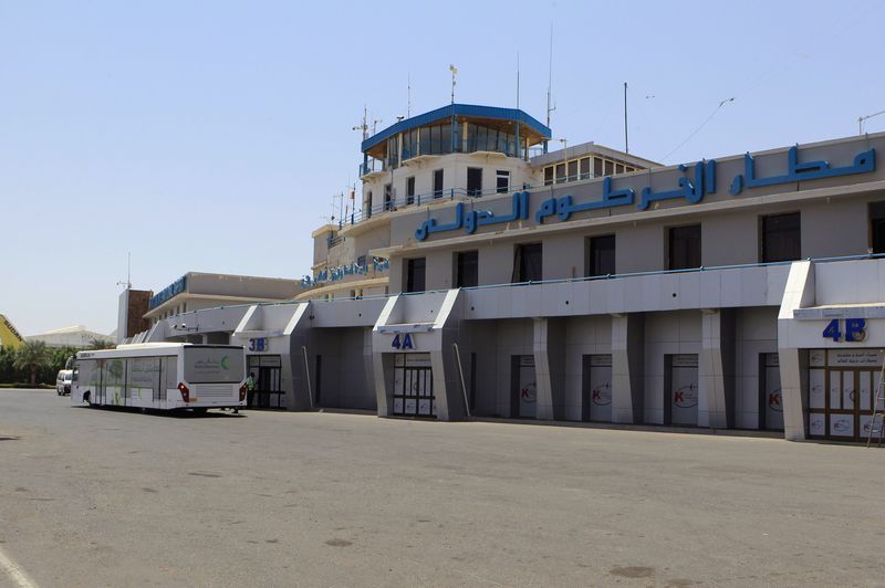 © Reuters. منظر عام لمطار الخرطوم الدولي في السودان بصورة من أرشيف رويترز.