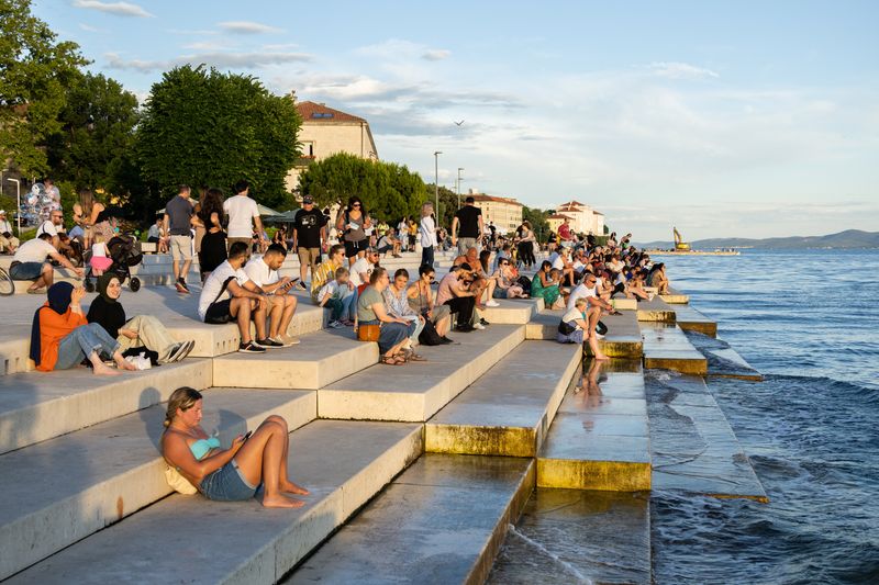 &copy; Reuters. People enjoy the sunset in Zadar, Croatia June 11, 2023. REUTERS/Antonio Bronic