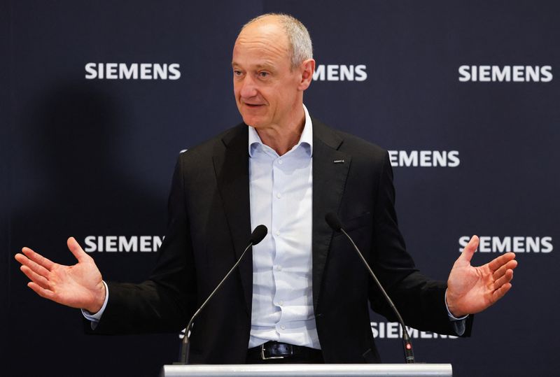 &copy; Reuters. FILE PHOTO: Siemens CEO Roland Busch announces their plans for a new Singapore plant, at their office in Singapore June 15, 2023. REUTERS/Edgar Su/File Photo