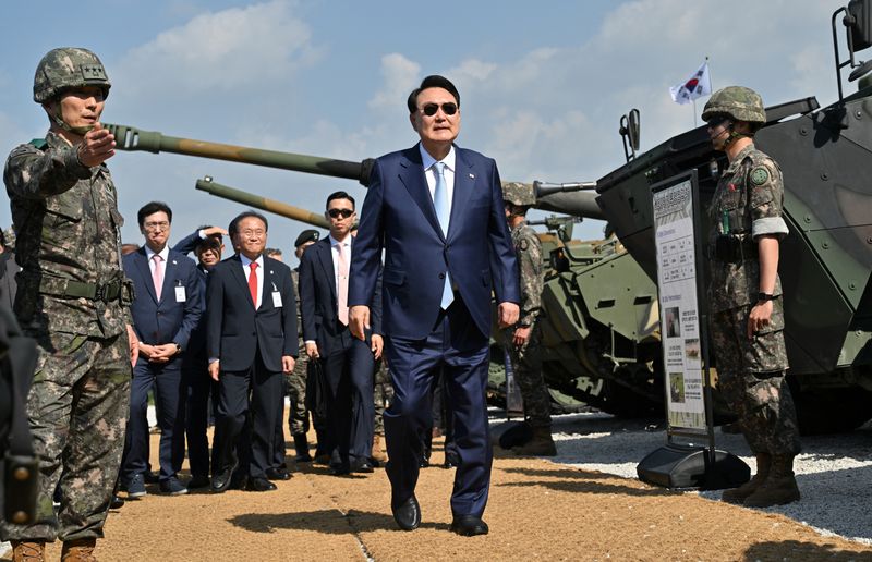 &copy; Reuters. الرئيس الكوري الجنوبي يون سوك يول وسط مركبات عسكرية بعد تدريبات عسكرية مشتركة بين كوريا الجنوبية والولايات المتحدة في بوتشون شمال شرقي سول 