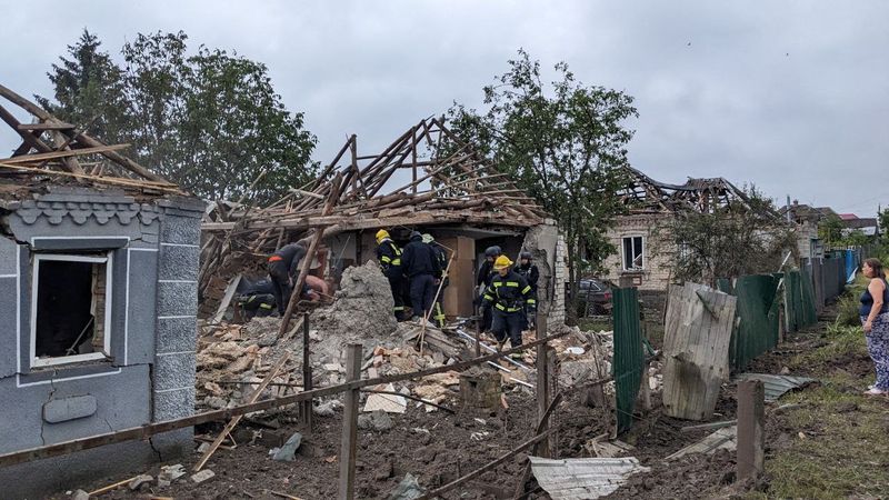 &copy; Reuters. FOTO DE ARCHIVO. Rescatistas trabajan en el sitio de casas residenciales fuertemente dañadas por un ataque de misiles rusos, en medio del ataque de Rusia contra Ucrania, en Kramatorsk, región de Donetsk, Ucrania. 14 de junio de 2023. Servicio de prensa 