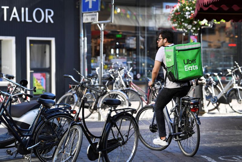 &copy; Reuters. Un coursier Uber Eats à Utrecht, aux Pays-Bas. /Photo prise le 10 aout 2022/REUTERS/Piroschka van de Wouw