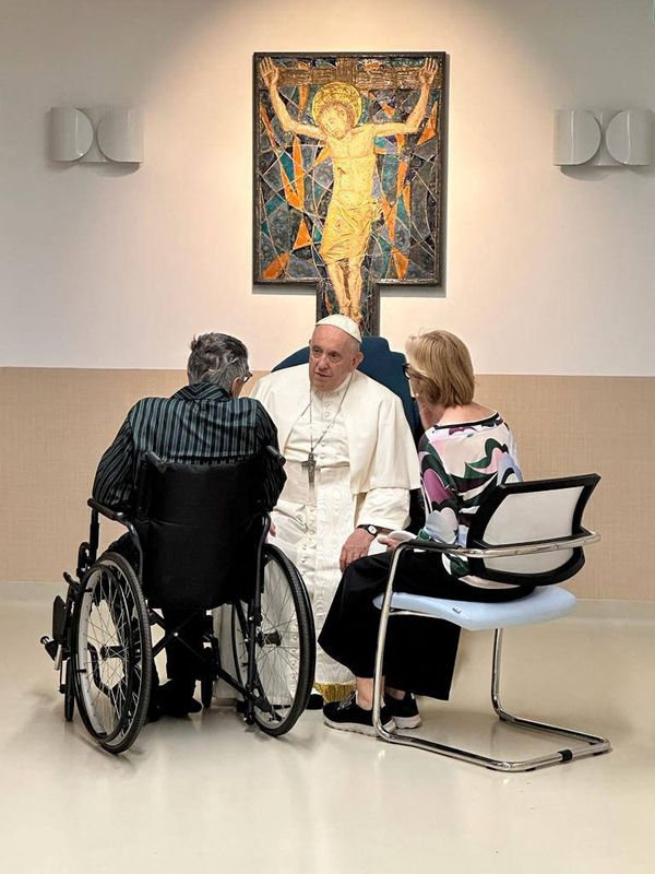 &copy; Reuters. Le Pape François au secteur d'oncologie pédiatrique de l'hôpital Gemelli, à Rome, après avoir été opéré avec succès. /Photo prise le 15 juin 2023/REUTERS/Vatican Media