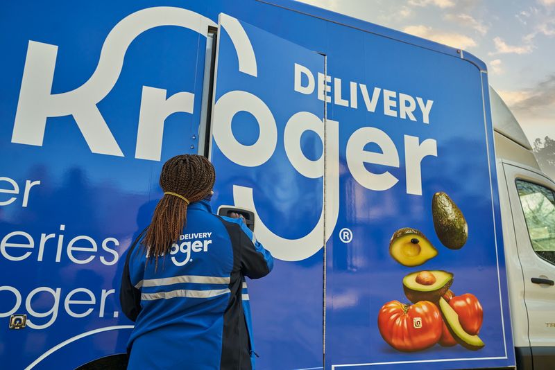 &copy; Reuters. An undated handout photo shows a Kroger worker and vehicle delivering groceries in U.S. obtained by Reuters on June 15, 2022.  Kroger/Handout via REUTERS  
