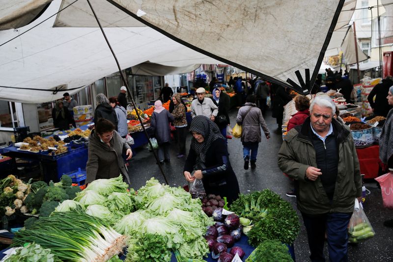 &copy; Reuters. FILE PHOTO: People shop at an open market in Istanbul, Turkey, December 5, 2022. REUTERS/Dilara Senkaya/File Photo