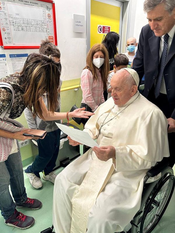&copy; Reuters. البابا فرنسيس بابا الفاتيكان يزور جناح الأطفال المرضى بالسرطان في مستشفى الجيميلي في روما يوم الخميس. صورة من المكتب الإعلامي للفاتيكان. 