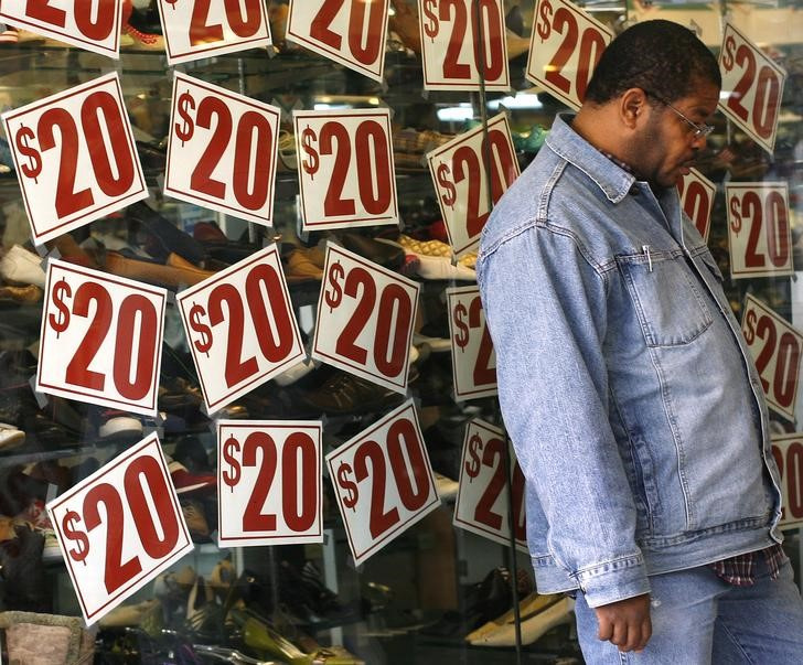 &copy; Reuters. Imagen de archivo de una persona mirando un escaparate de una zapatería en Nueva York, EEUU. 7 octubre 2008. REUTERS/Shannon Stapleton