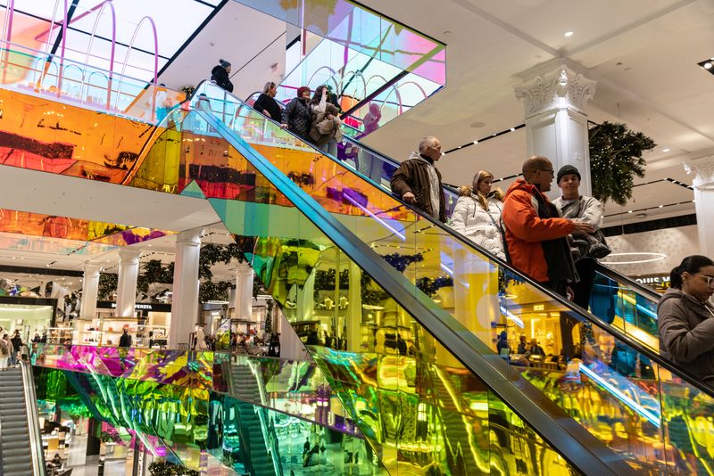 &copy; Reuters. Pessoas fazem compra na 5a Avenida em Nova York
04/12/2022.  REUTERS/Jeenah Moon